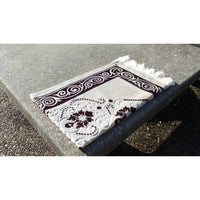 Tapis de Prière - Fond Blanc - Motif Fleurs - Couleur Rouge - Librairie Al Minhaj