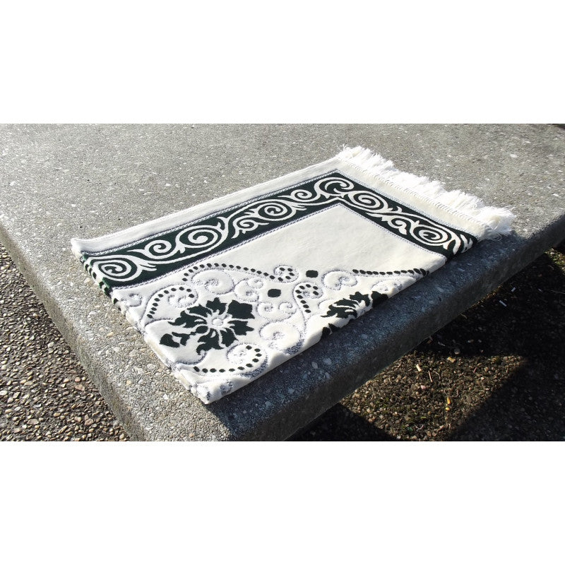 Tapis de prière Sana Edition, fond blanc avec motif fleurs en vert, doux et élégant pour la prière.
