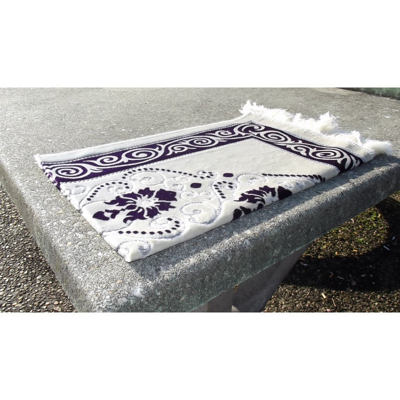 Tapis de prière Sana Edition avec fond blanc, motif fleurs violettes, conçu pour la prière, visible en détail.