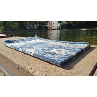 Tapis de prière Sana Edition avec motif fleurs, couleur bleu ardoise, vue de dessus, tissu doux et détails du design floral.