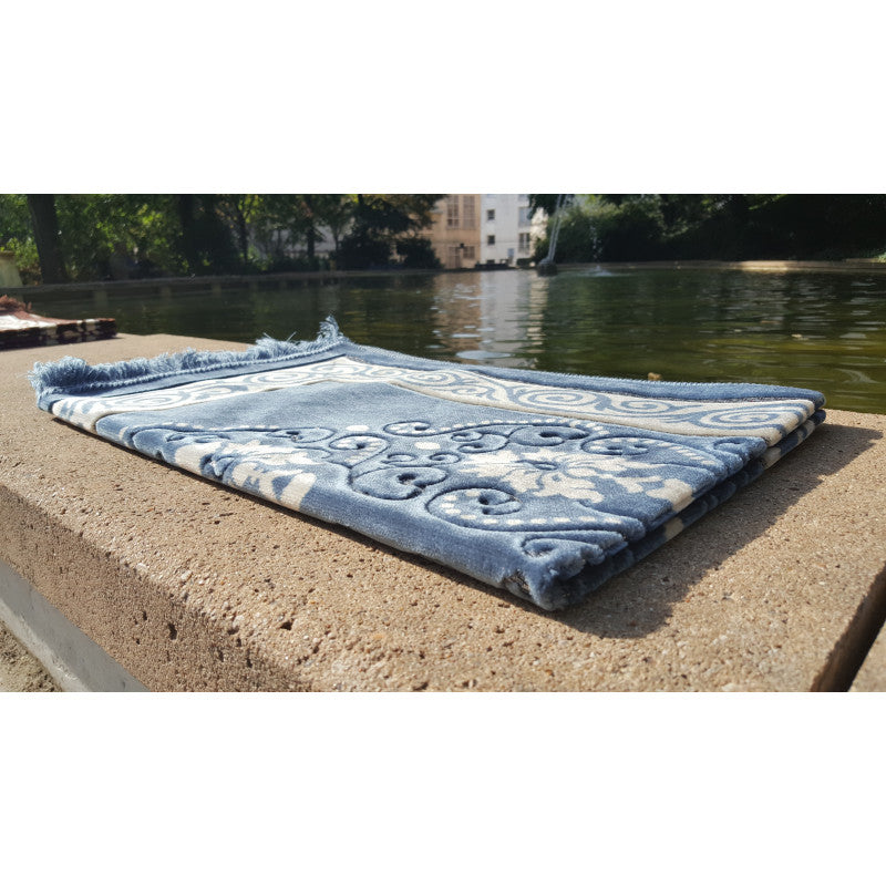 Tapis de prière Sana Edition avec motif fleurs, couleur bleu ardoise, vue de dessus, tissu doux et détails du design floral.
