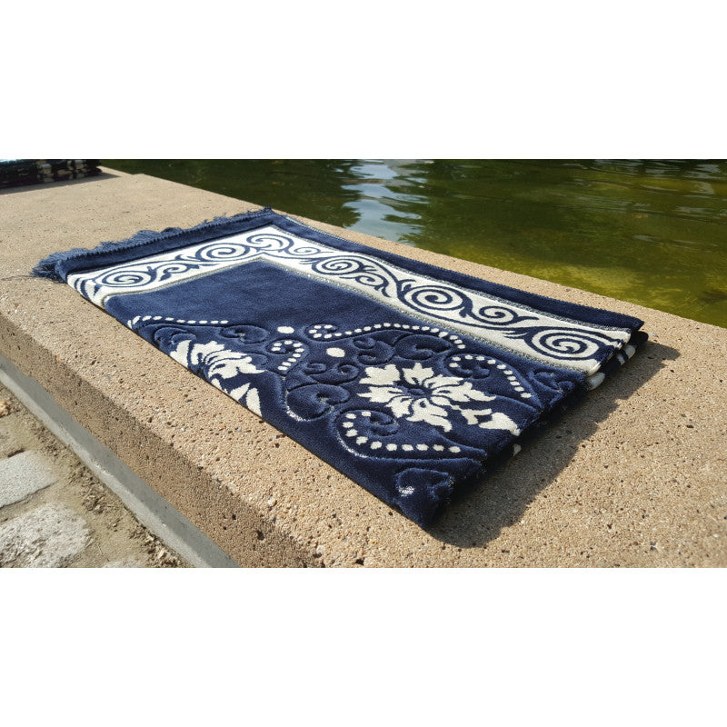 Tapis de prière Sana Edition avec motif floral, couleur bleu marine, tissu doux et design traditionnel pour la prière.