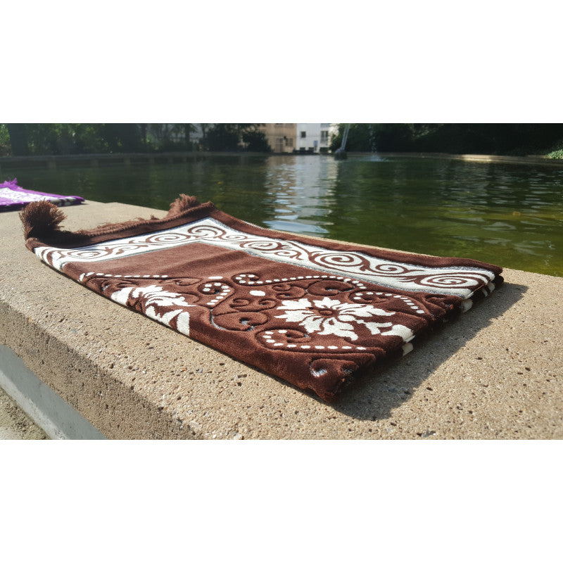 Tapis de prière Sana Edition avec motif fleurs, couleur marron, surface douce et décorative pour la prière.