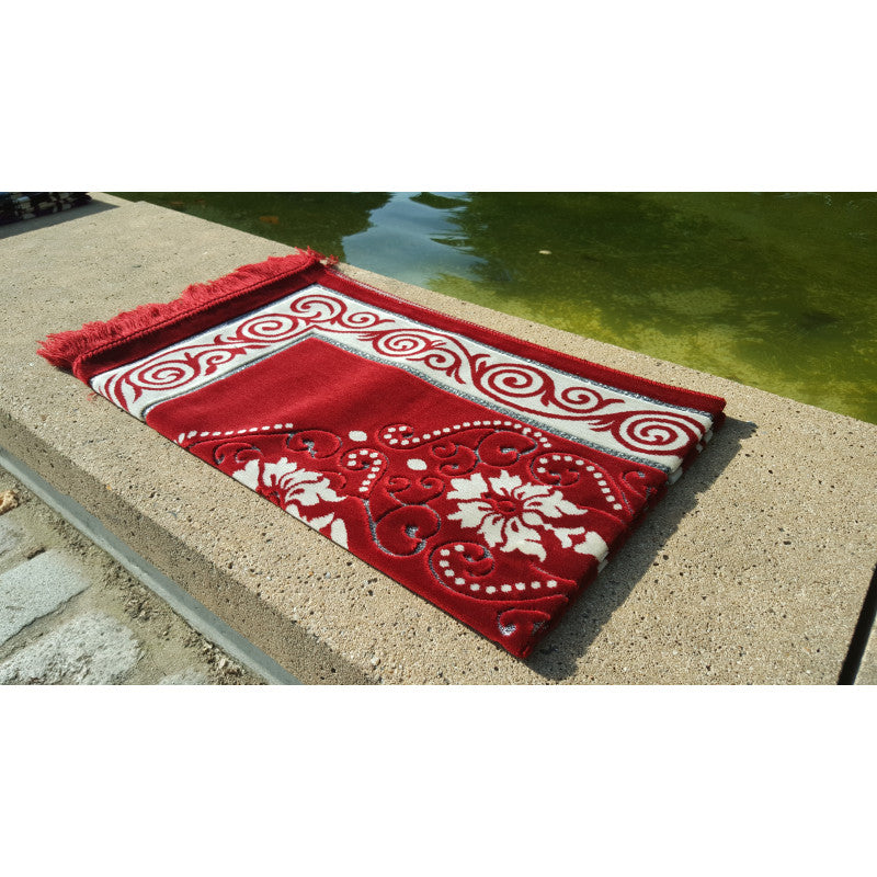 Tapis de prière rouge avec motif floral de Sana Edition, surface douce et décorative pour la prière.