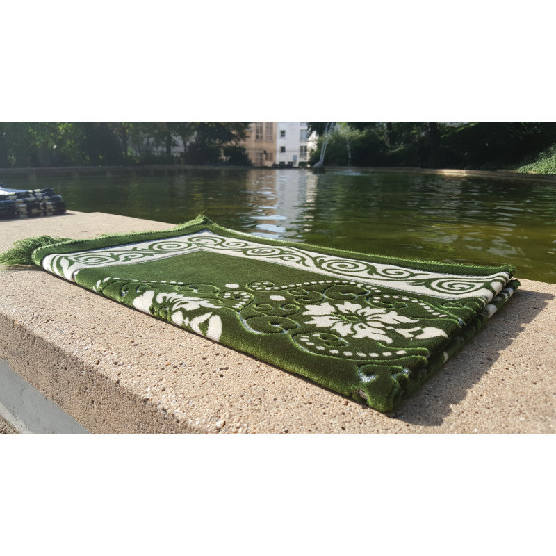 Tapis de prière Sana Edition avec motif fleurs, couleur verte, tissu doux et design élégant pour la prière.