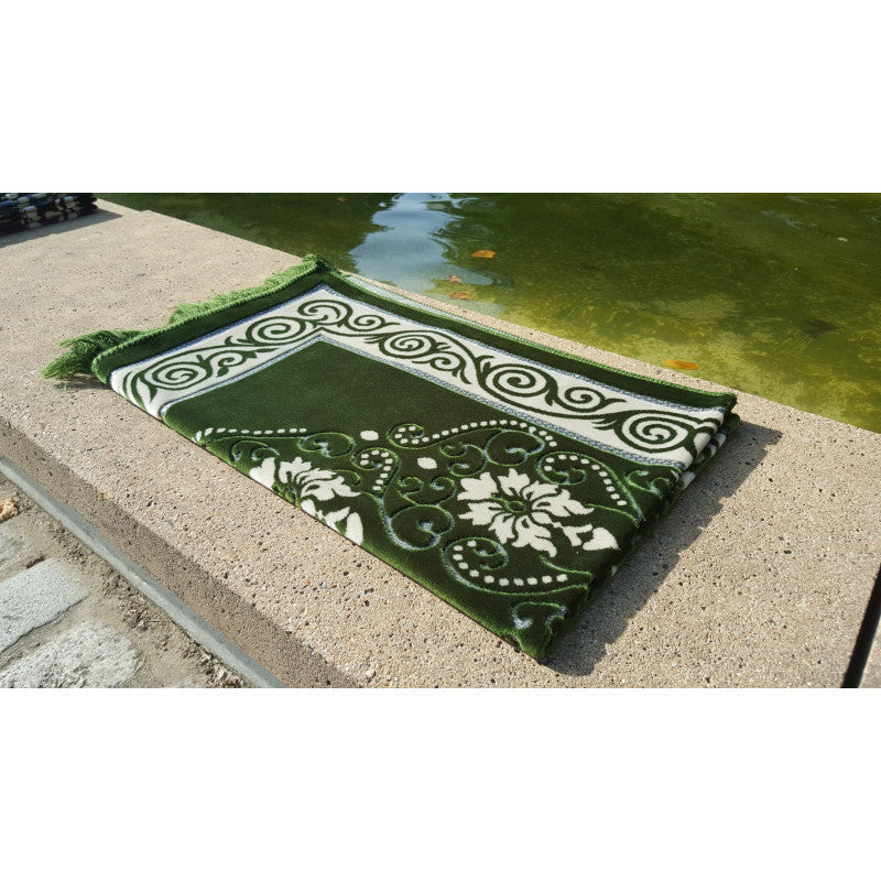 Tapis de prière Sana Edition avec motif fleurs et couleur verte, tissu doux et design élégant pour la prière.