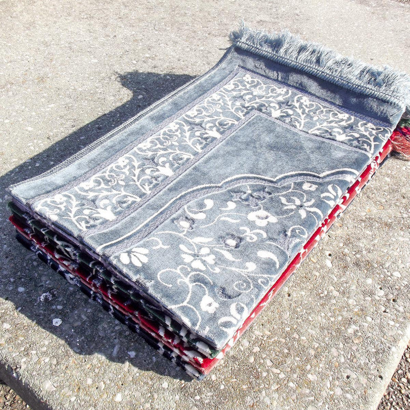 Tapis de prière Sana Edition avec motif jardin, couleur bleu ardoise, détails visibles en tissu doux et design élégant.