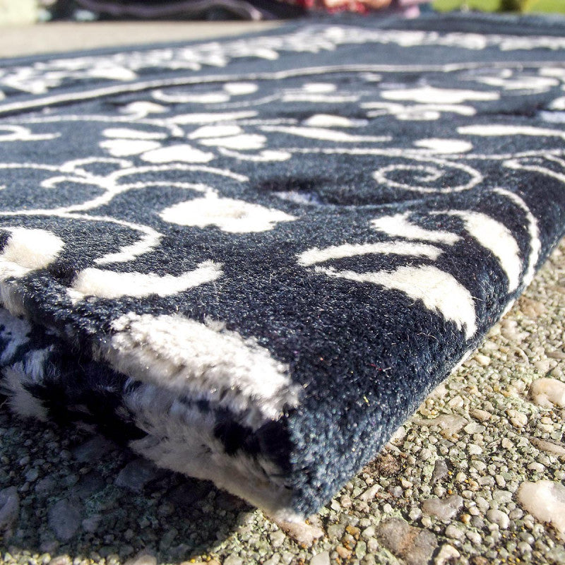 Tapis de prière Sana Edition avec motif jardin en bleu marine, tissu doux et décoratif pour la prière.
