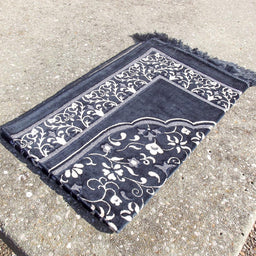 Tapis de prière Sana Edition avec motif jardin en bleu marine, détails visibles sur le tissu et la texture.