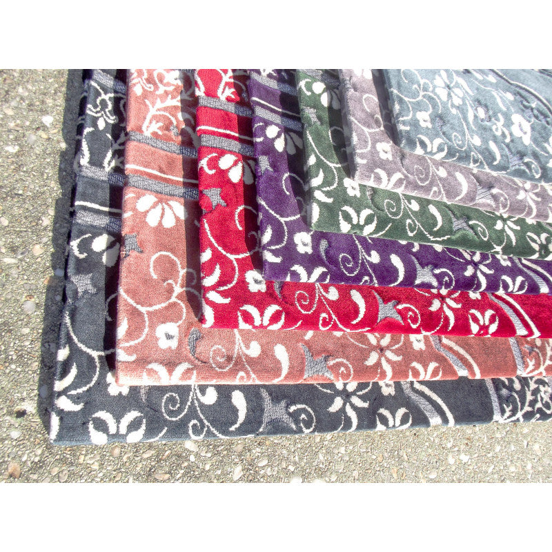 Tapis de prière Sana Edition avec motif jardin en bleu marine, surface douce et décorative pour la prière musulmane.