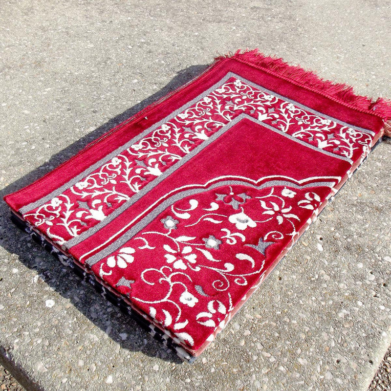 Tapis de prière Sana Edition avec motif jardin en rouge, surface douce et décorative pour la prière.