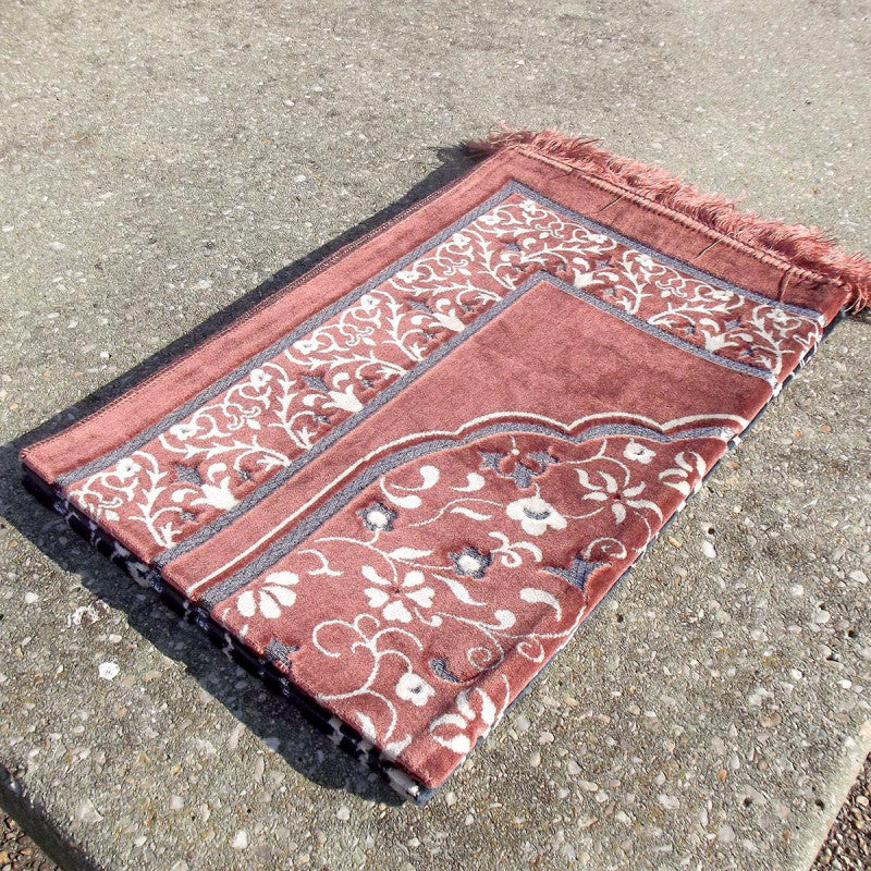 Tapis de prière Sana Edition avec motif jardin en couleur terracotta, tissu doux et décoratif pour la prière.
