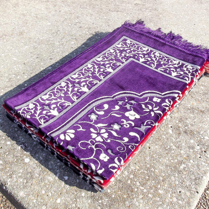 Tapis de prière Sana Edition avec motif jardin en violet, tissu doux et élégant pour la pratique religieuse.