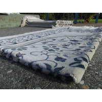 Tapis de prière Sana Edition avec motif jardin bleu ardoise sur fond blanc, design élégant et confortable pour la prière.