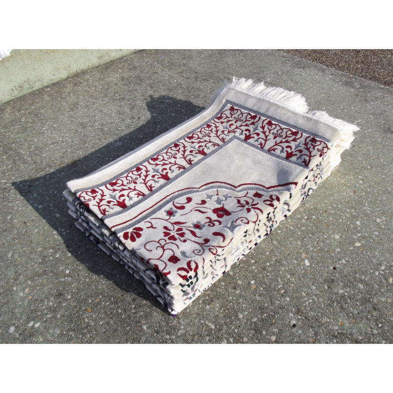 Tapis de prière Sana Edition avec motif jardin rouge sur fond blanc, design élégant pour la prière musulmane.