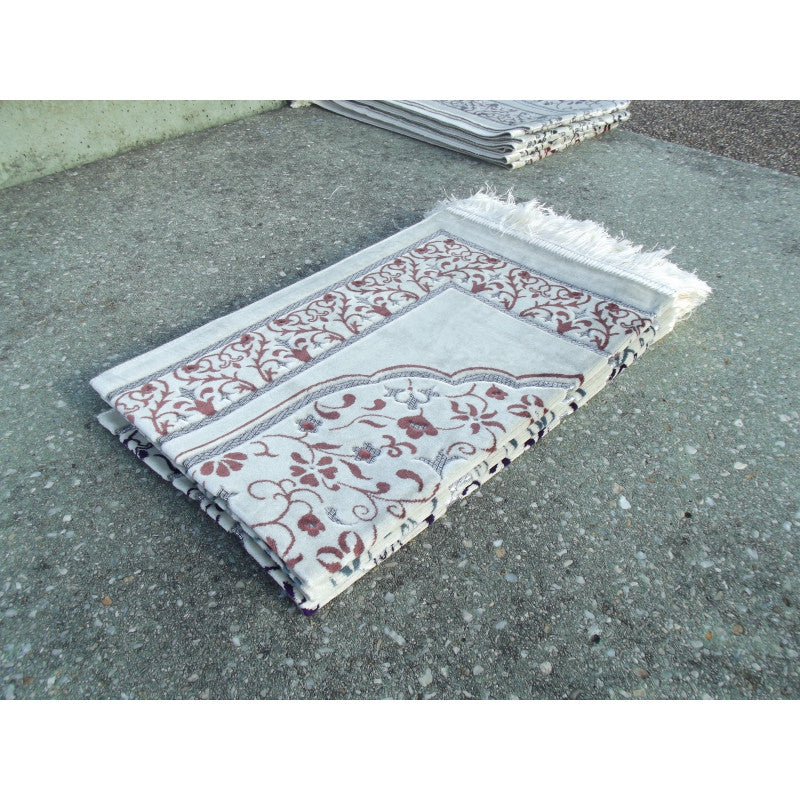 Tapis de prière Sana Edition avec motif jardin en terracotta sur fond blanc, design élégant et traditionnel.