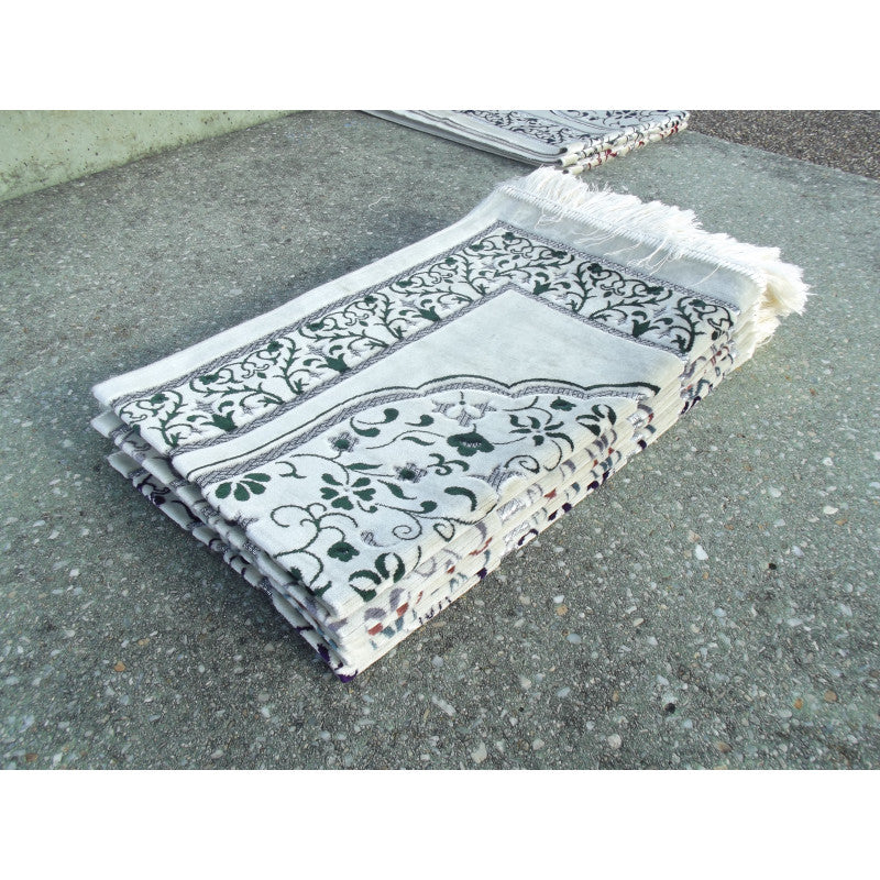 Tapis de prière Sana Edition avec motif de jardin, fond blanc et détails verts, tissu confortable pour la prière.