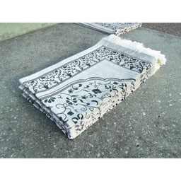 Tapis de prière Sana Edition avec motif jardin, fond blanc, couleur verte, design élégant pour la pratique religieuse.