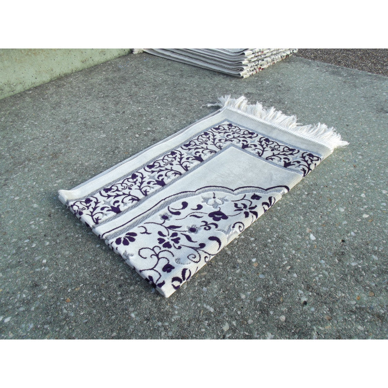 Tapis de prière Sana Edition avec motif jardin, fond blanc et couleur violette, vue de dessus.