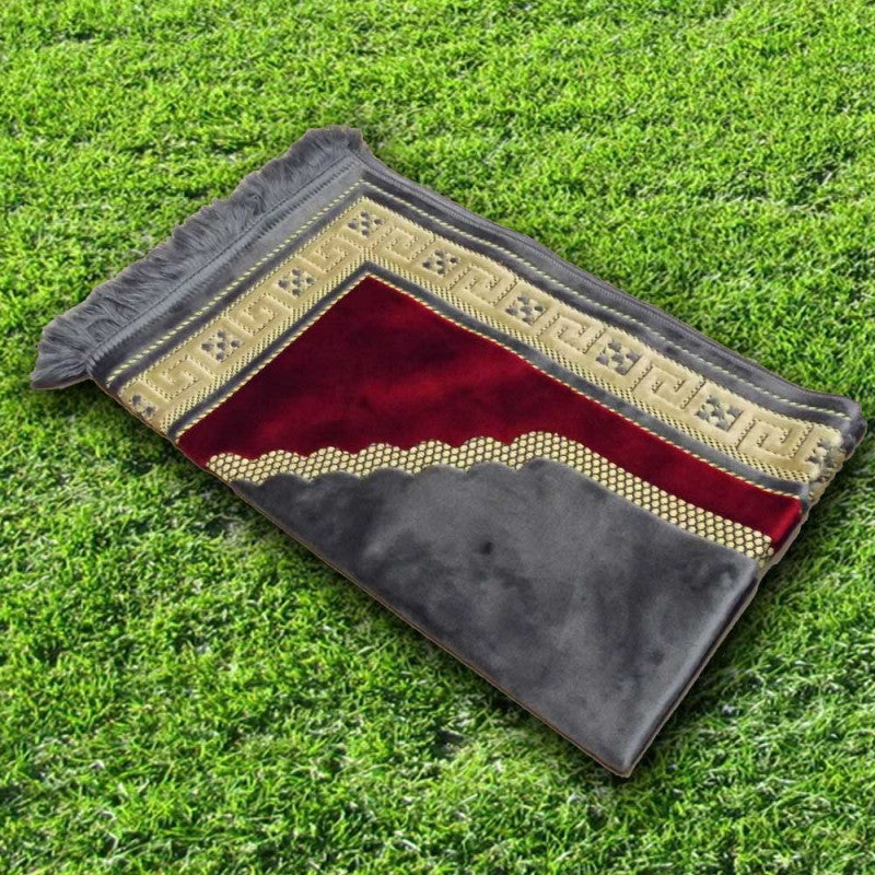 Tapis de prière Sahara de Sana Edition en tissu bleu ardoise avec motifs traditionnels.