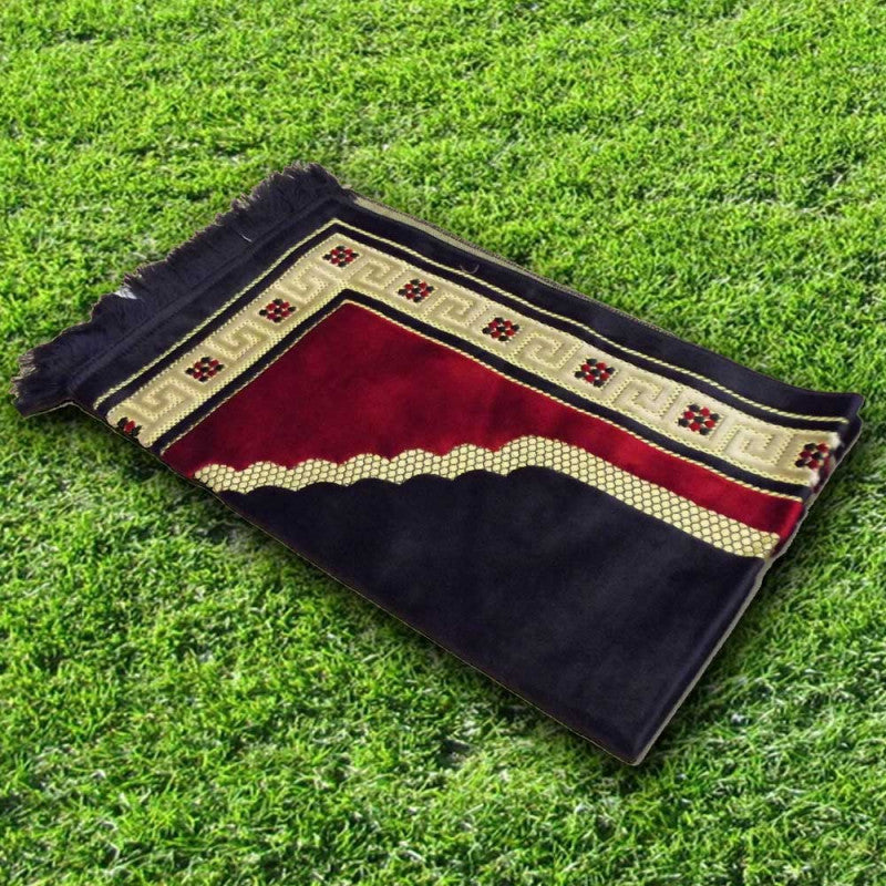 Tapis de prière Sahara Sana Edition en bleu marine, motif traditionnel, idéal pour la prière quotidienne.