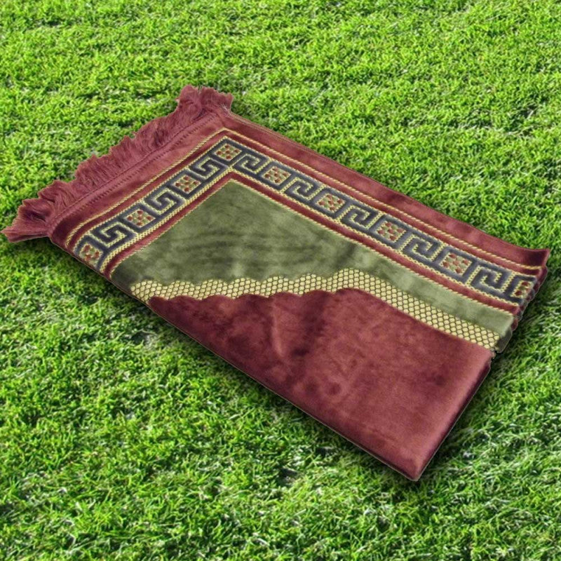 Tapis de prière Sahara de Sana Edition en couleur terracotta, motif traditionnel, sur fond clair, adapté pour la prière.