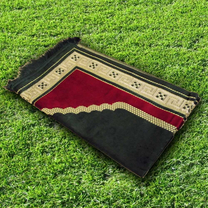 Tapis de prière Sahara vert de Sana Edition, design élégant, surface douce et motif traditionnel visible sur le tapis.