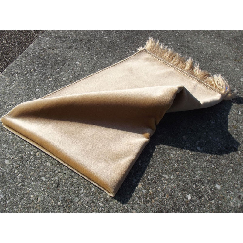 Tapis de prière en velours luxe couleur unie beige de Sana Edition, avec texture douce et aspect élégant.