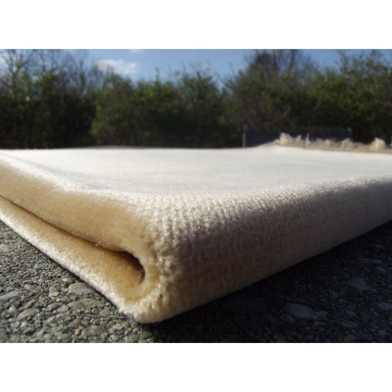 Tapis de prière en velours luxe couleur beige, Sana Edition, surface douce et élégante pour la prière.
