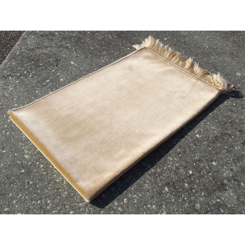Tapis de prière en velours luxe de couleur beige, Sana Edition, avec surface douce et élégante pour la prière.