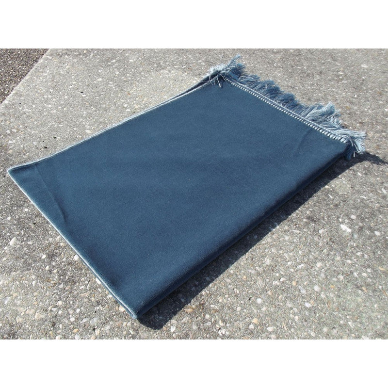 Tapis de prière en velours luxe couleur uni bleu ardoise, Sana Edition, surface douce et élégante pour la prière islamique.