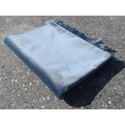 Tapis de prière en velours luxe couleur uni bleu ardoise, fabriqué par Sana Edition, avec texture douce et finition élégante.