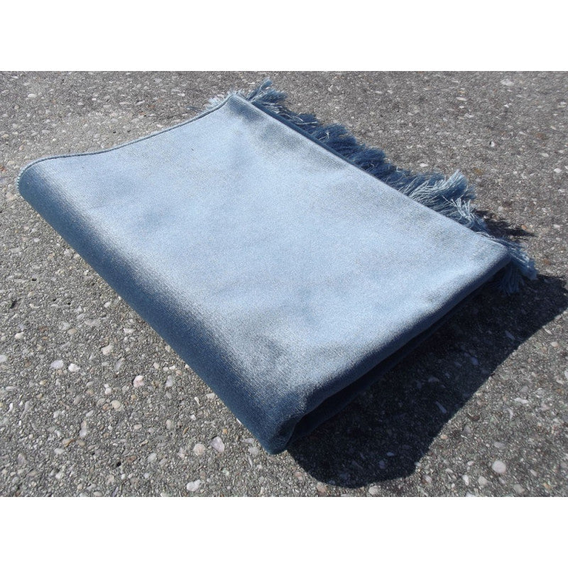 Tapis de prière en velours luxe couleur uni bleu ardoise, fabriqué par Sana Edition, avec texture douce et finition élégante.