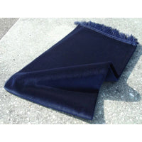 Tapis de prière personnalisé en velours bleu marine, de luxe, avec motif uni, fabriqué par Librairie Al Minhaj.