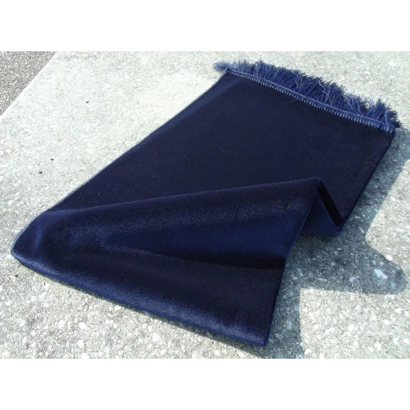 Tapis de prière personnalisé en velours bleu marine, de luxe, avec motif uni, fabriqué par Librairie Al Minhaj.