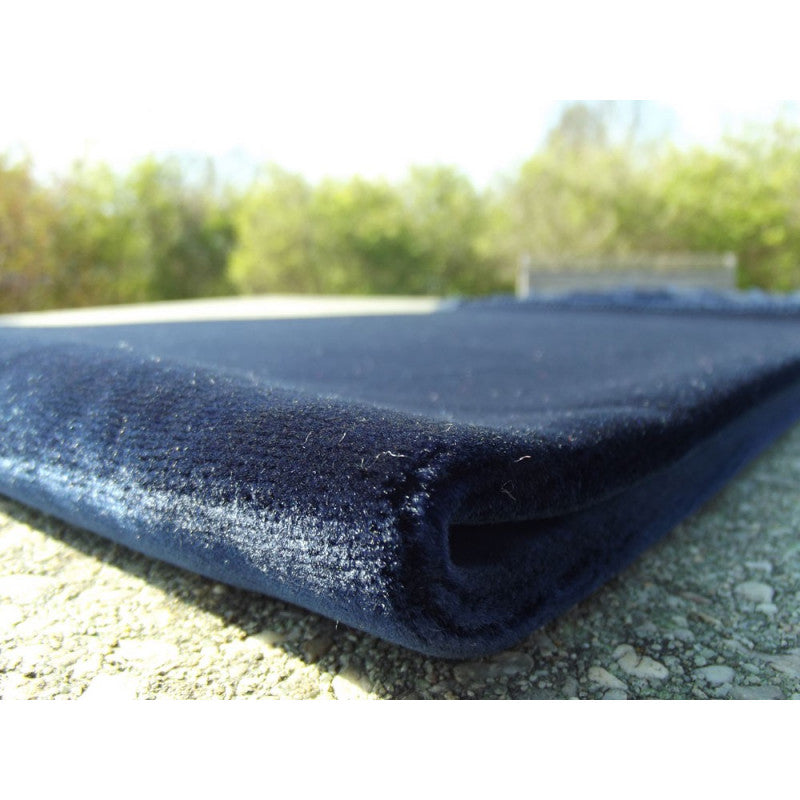 Tapis de prière en velours luxe de couleur unie bleu marine de la marque Sana Edition, douceur et confort pour la prière