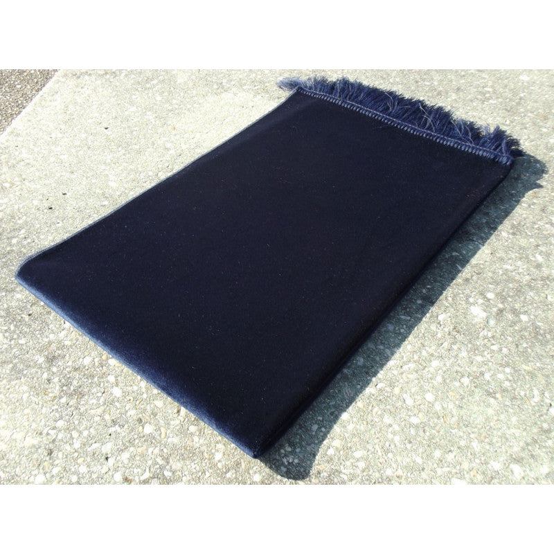 Tapis de prière en velours luxe couleur unie bleu marine de Sana Edition, visible avec texture douce et finition élégante.