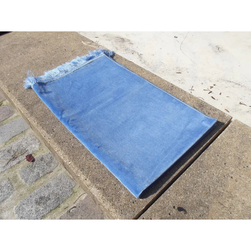 Tapis de prière personnalisé en velours bleu pastel, luxe et uni, fabriqué par Librairie Al Minhaj.