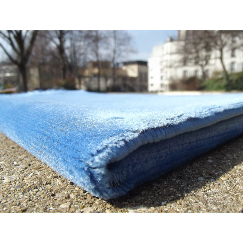 Tapis de prière en velours luxe couleur unie bleu pastel, Sana Edition, design élégant et doux pour la prière.