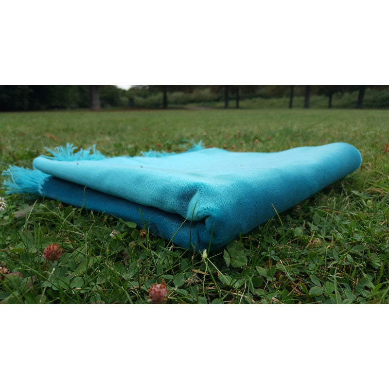 Tapis de prière en velours luxe couleur unie bleu turquoise de Sana Edition, avec texture douce et élégante.