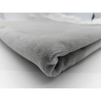 Tapis de prière en velours luxe couleur grise de Sana Edition, tissu doux et uni, pour la prière et la méditation.