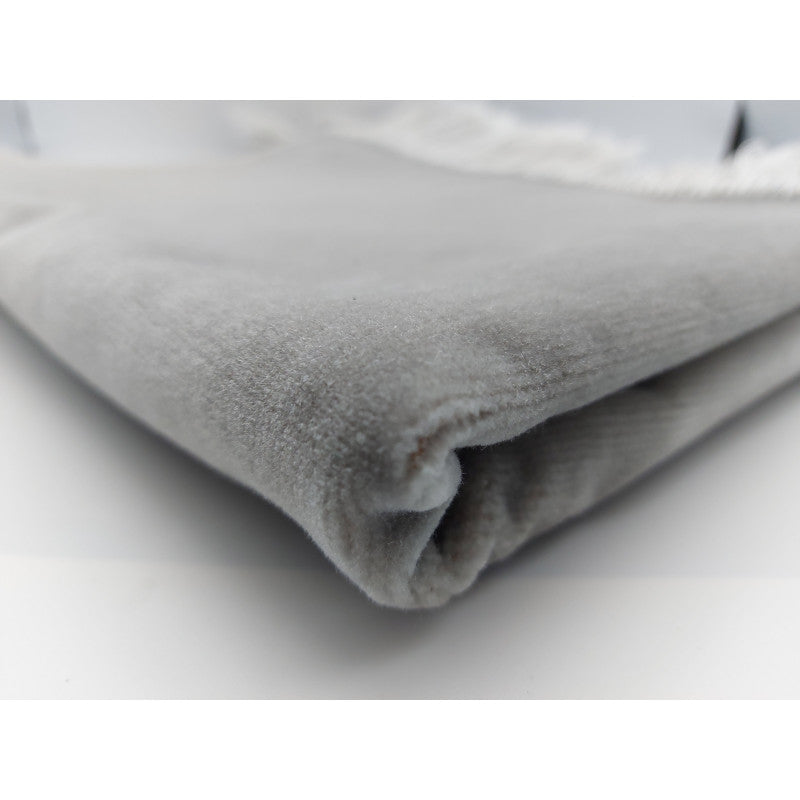 Tapis de prière en velours luxe couleur grise de Sana Edition, tissu doux et uni, pour la prière et la méditation.