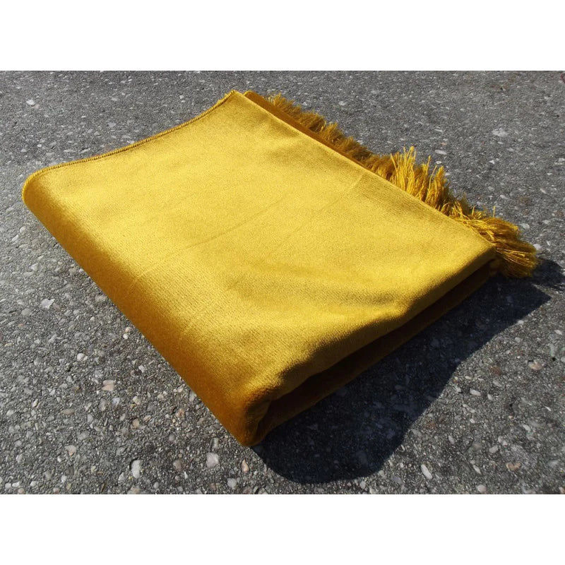 Tapis de prière en velours personnalisé, couleur jaune dorée, luxe, avec motif uni, fabriqué par Librairie Al Minhaj.