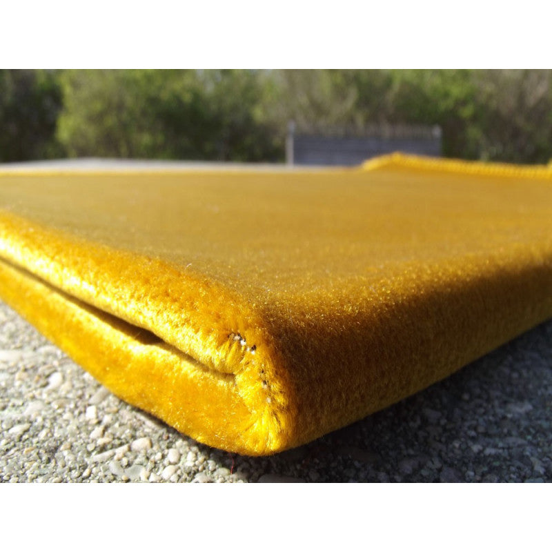 Tapis de prière en velours luxe de couleur jaune dorée, Sana Edition, design uni et élégant pour la prière.