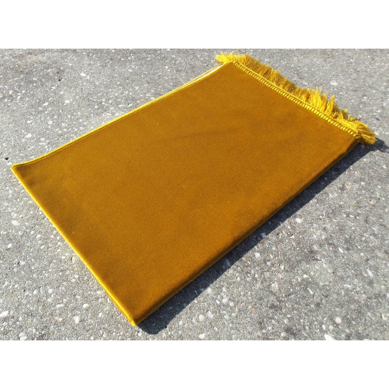 Tapis de prière en velours luxe couleur unie jaune dorée de Sana Edition, avec texture douce et finition élégante.