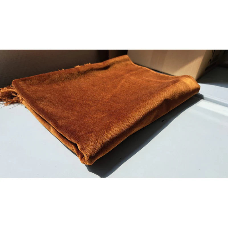 Tapis de prière en velours personnalisé de couleur marron foncé, avec motif simple, conçu par Librairie Al Minhaj.