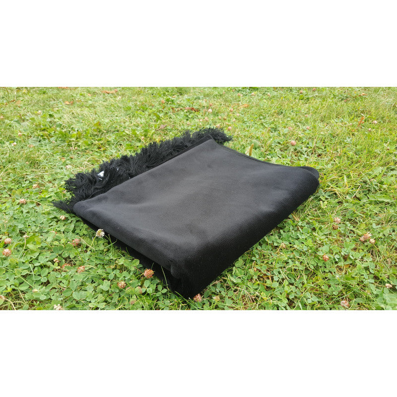Tapis de prière en velours luxe couleur unie noir de Sana Edition, surface douce et élégante pour la prière.