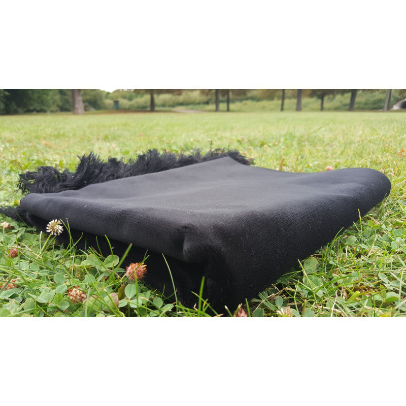 Tapis de prière en velours luxe couleur unie noir de Sana Edition, vue de face, doux et élégant pour la prière.