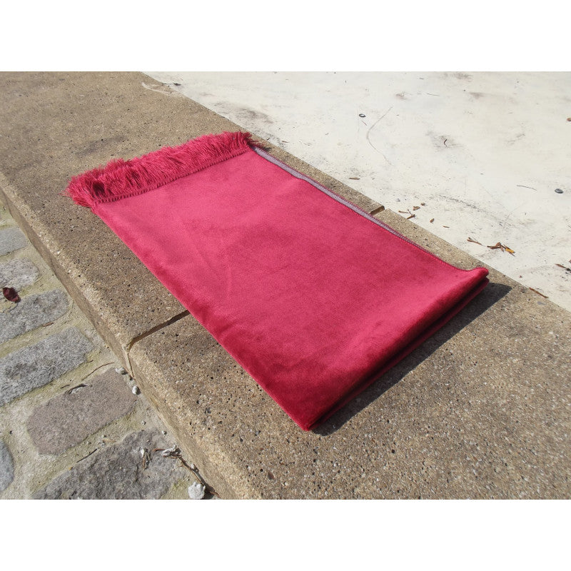 Tapis de prière en velours luxe couleur unie rouge pastel, Sana Edition, douceur et confort pour la prière.