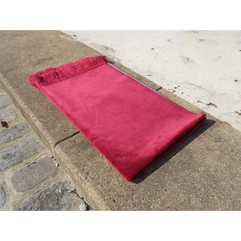 Tapis de prière en velours rouge pastel, personnalisé, avec motif simple, conçu pour la prière musulmane, de la marque Librairie Al Minhaj